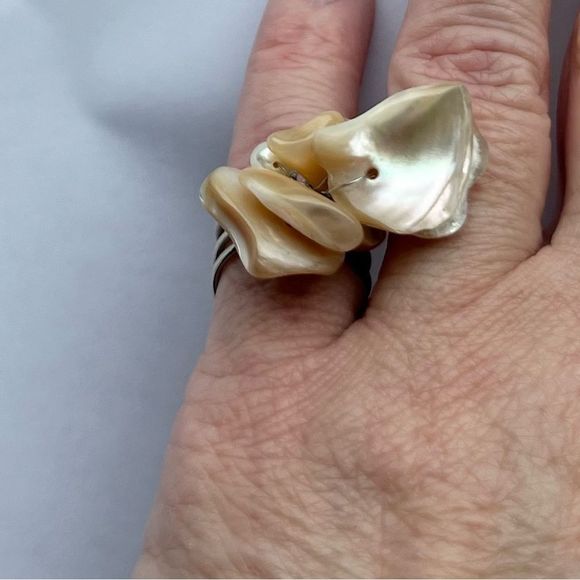 Shell ring expandable to fit most toes or fingers - Picture 4 of 8